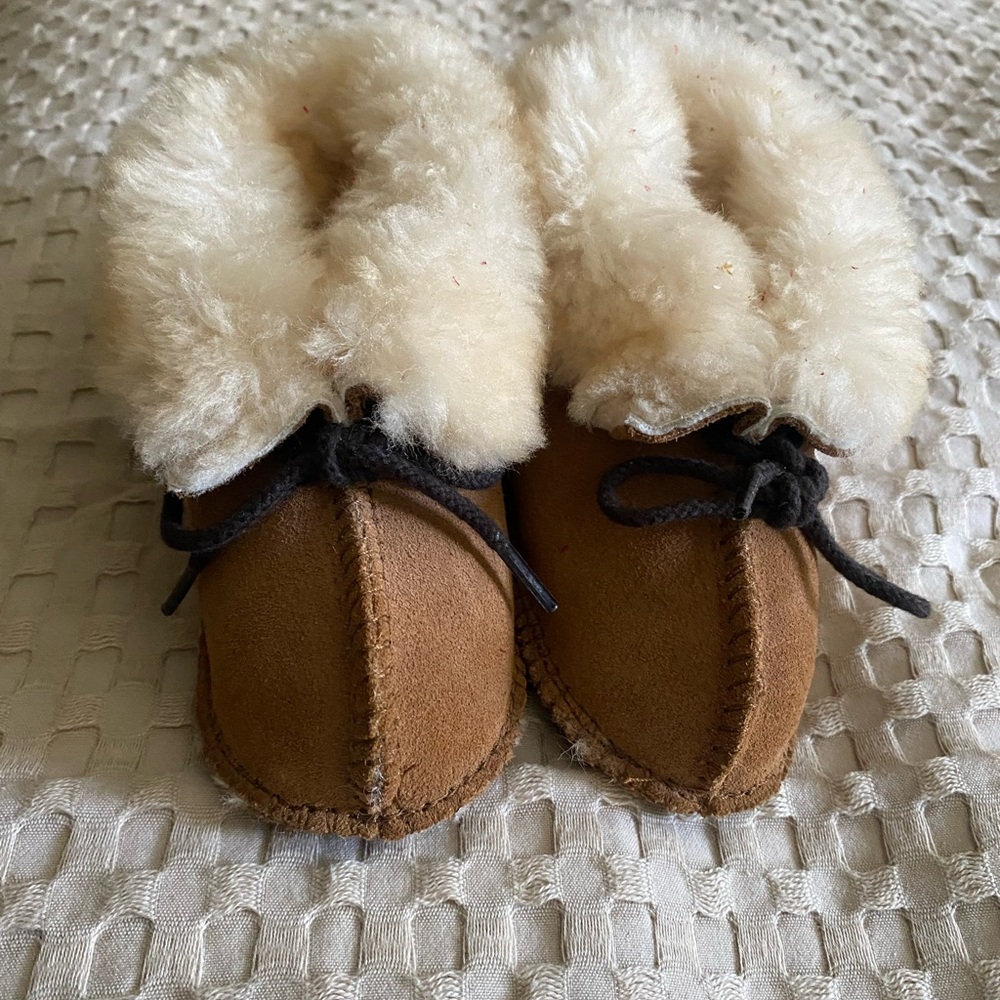 Minnetonka Sheepskin Baby Booties